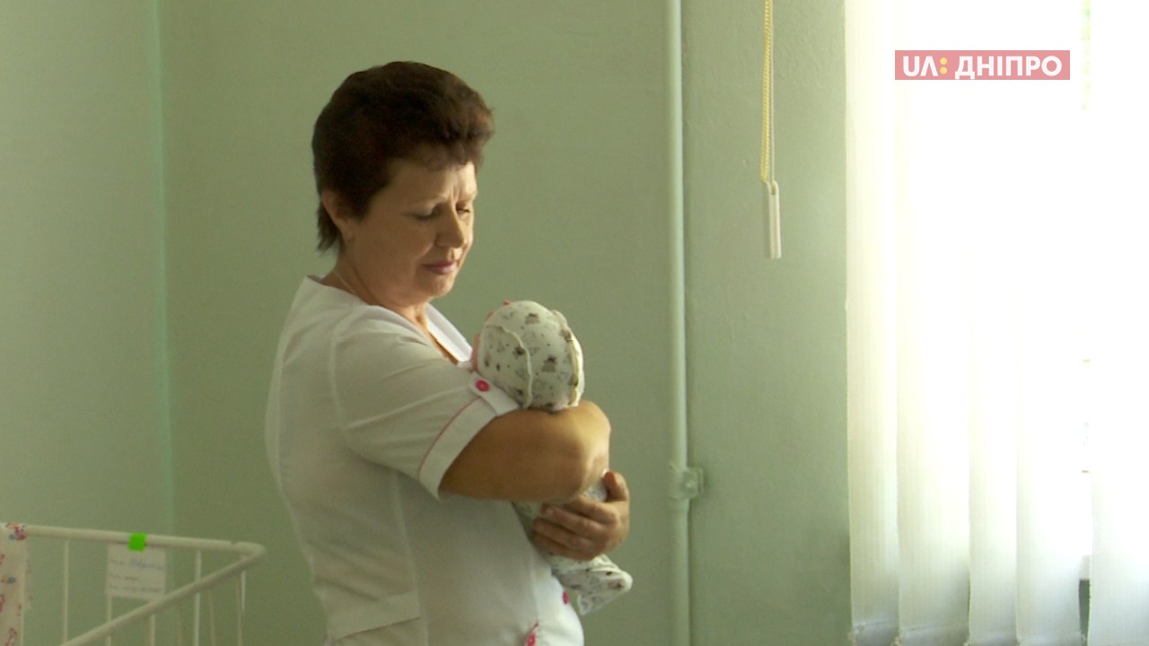 Дмитро Комаров — таке ім’я дали немовляті, залишеному біля лікарні Кам’янського (ВІДЕО)