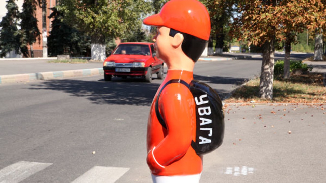 На пішохідних переходах у Марганці встановили фігурки школярів з написом «Увага!» (ФОТО)