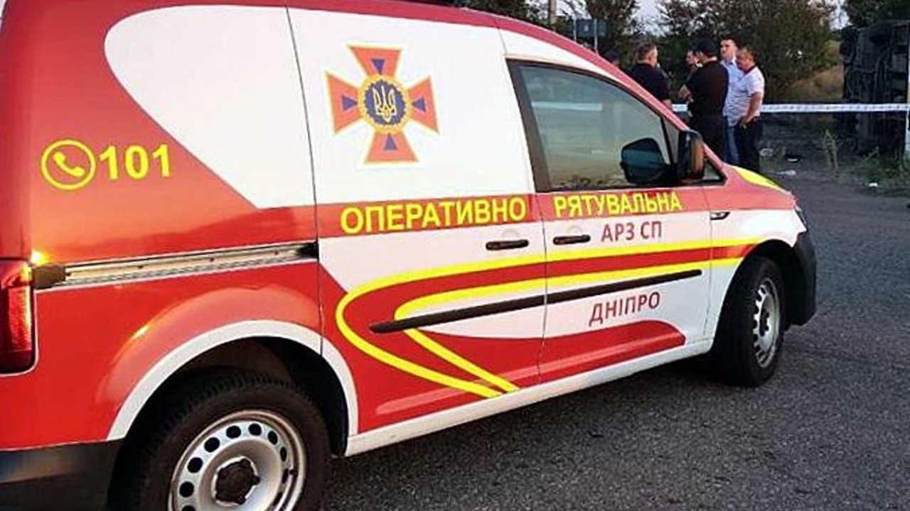 На Дніпропетровщині патрульні й надзвичайники врятували жінку, яка впала в криницю