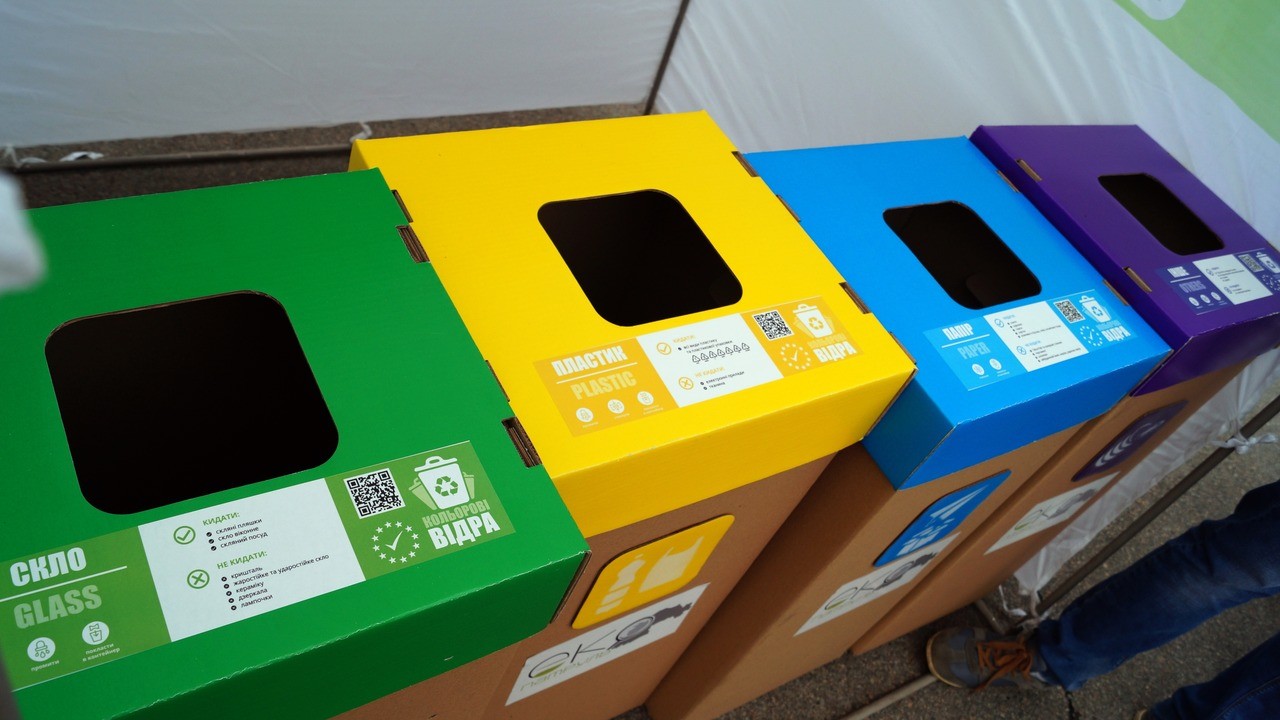 У Дніпрі вимагають зобов’язати сміттєві компанії встановити баки для сортування сміття