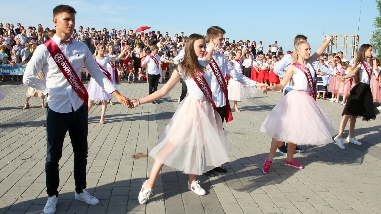 Випускники Дніпропетровщини вальсували на фестивалі Dnipro Valse (ФОТО)