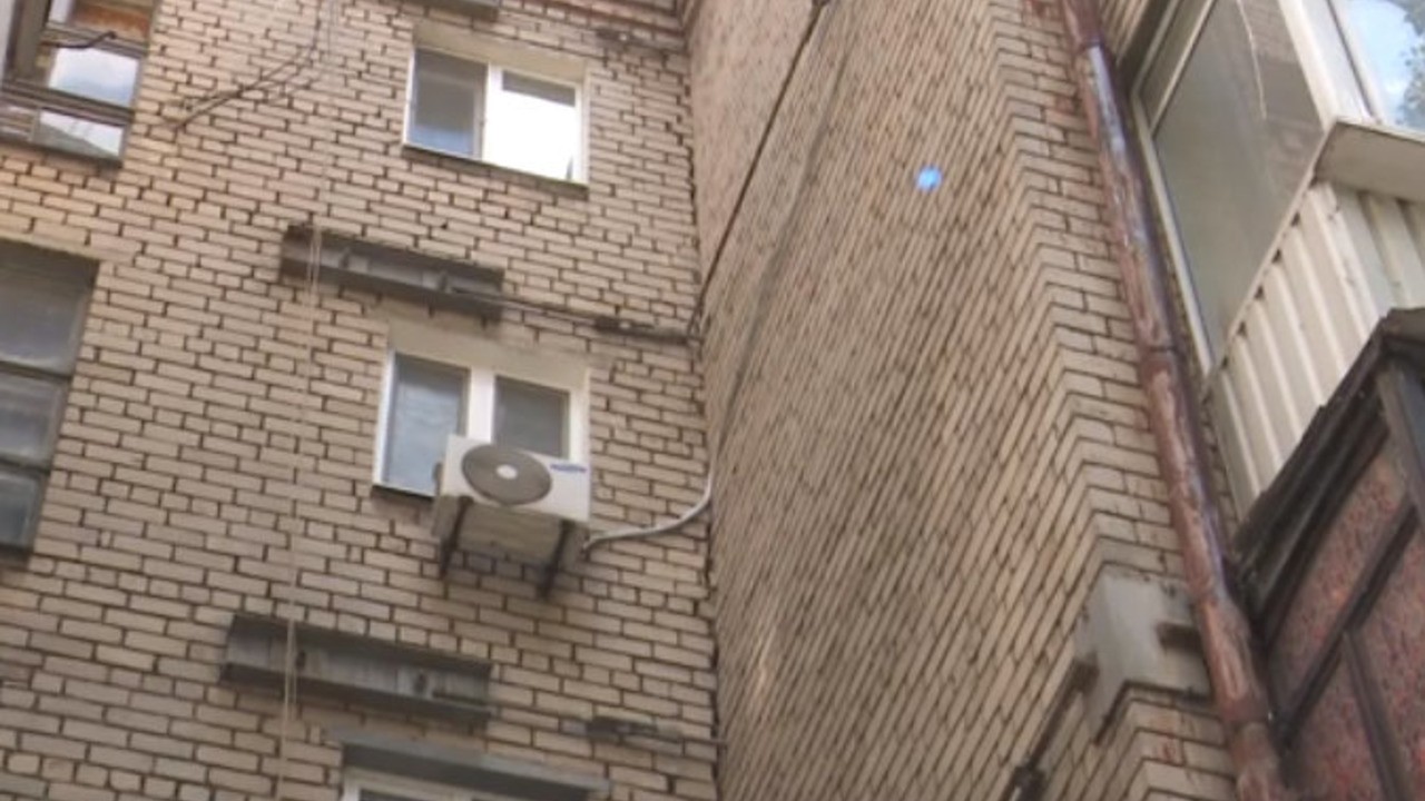 Дніпро: Мешканці будинку на центральному проспекті скаржаться на появу тріщин (ВІДЕО)