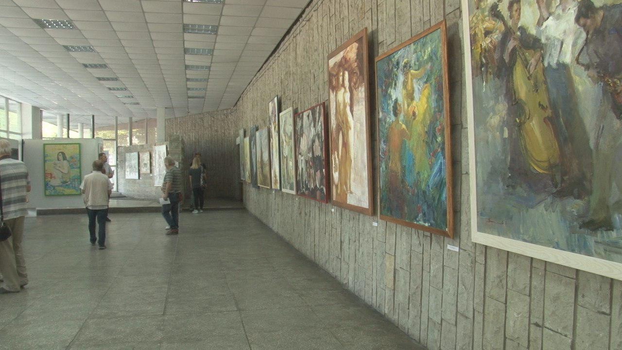 У Дніпрі відкрилась всеукраїнська виставка дипломних робіт випускників художніх вишів (ВІДЕО)
