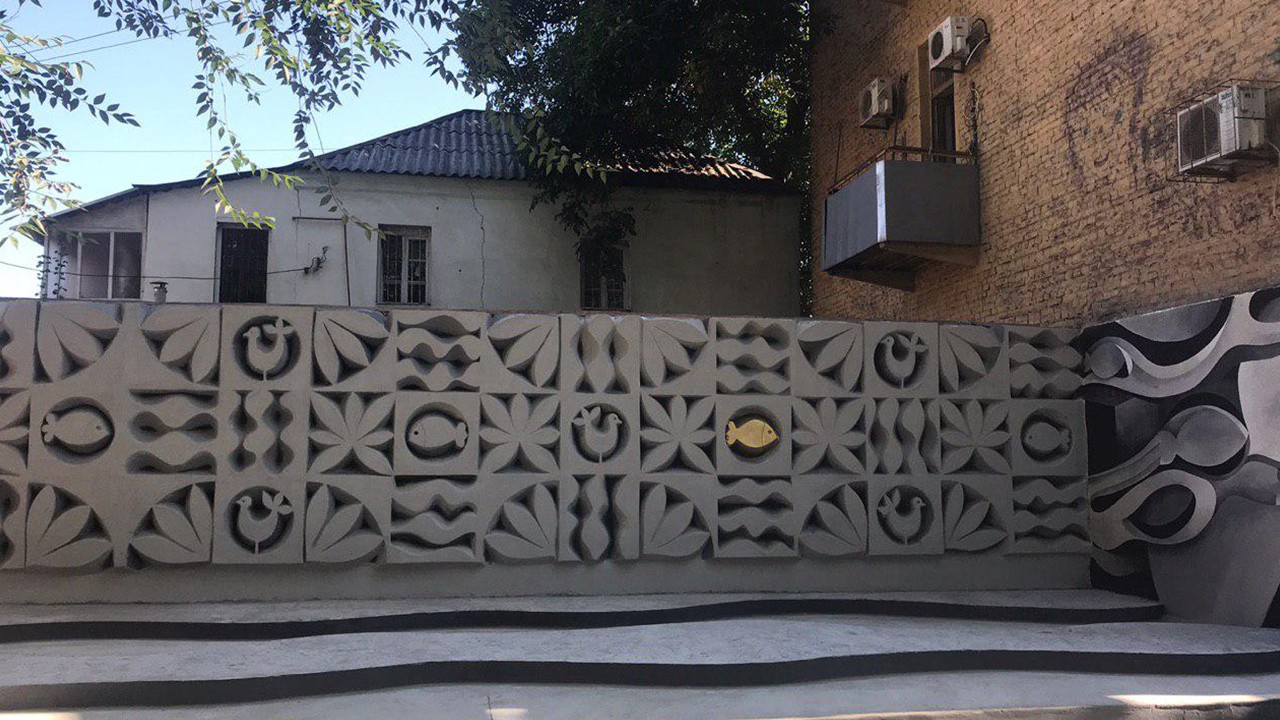 У Дніпрі, на проспекті Пушкіна 22, закінчили реставрацію барельєфа Володимира Лободи (ВІДЕО)