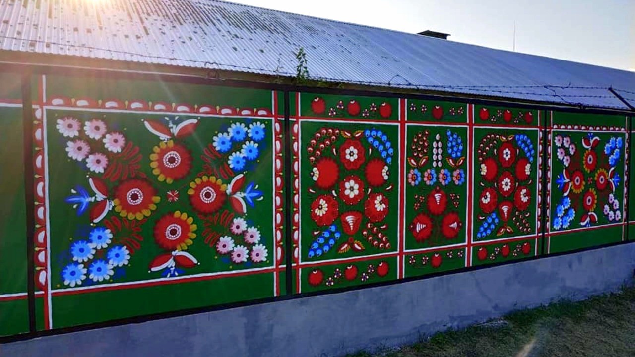 На Дніпропетровщині створили мурал у стилістці миколаївського розпису (ФОТО)
