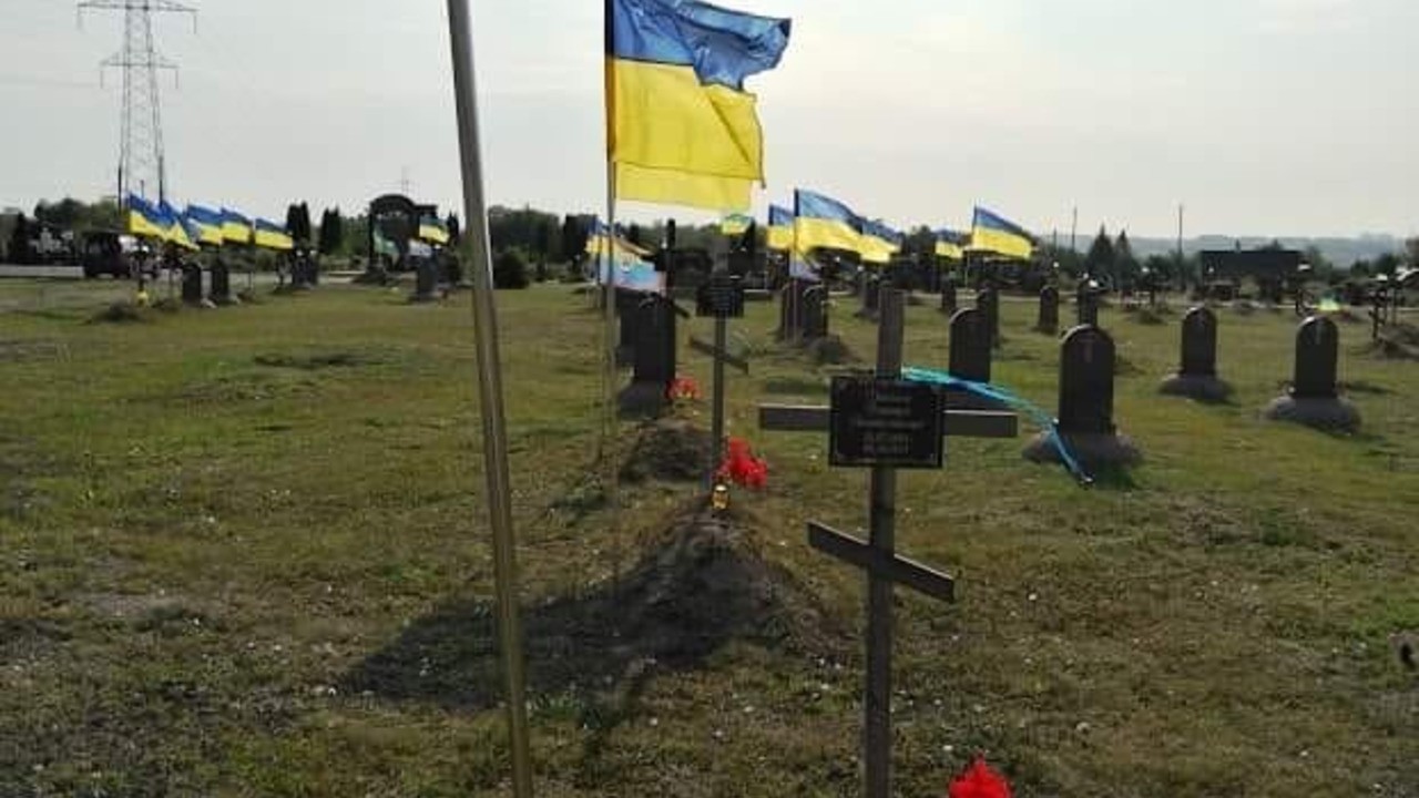 У Дніпрі комунальники зняли прапори на могилах бійців до завершення благоустрою ділянки