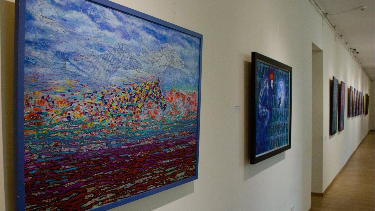 У Дніпрі відкрилась виставка київського художника Юрія Вакуленка «...Ізми» (ВІДЕО)