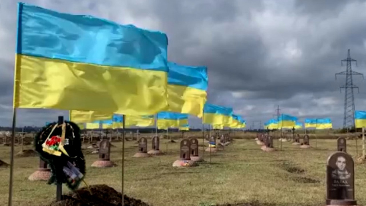 Комунальники встановили синьо-жовті прапори біля могил загиблих бійців на Краснопільському цвинтарі