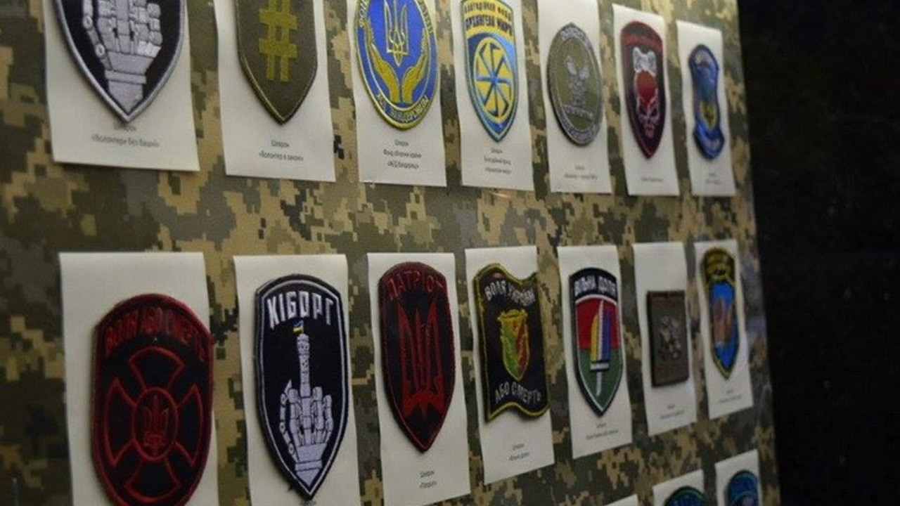 У Дніпрі відкрили виставку «Шеврони: традиції та честь українського війська»