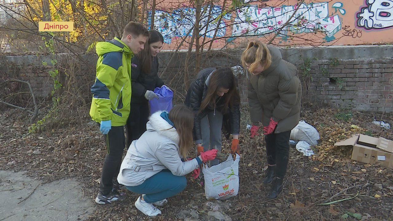 Студенти ДНУ провели екочелендж біля Севастопольського парку (ВІДЕО)
