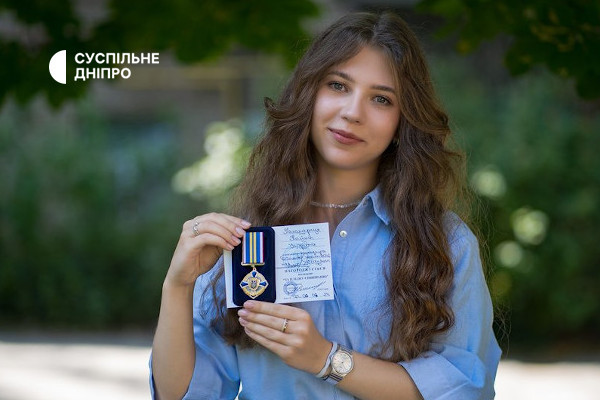 Журналістка Суспільне Дніпро Поліна Паламарчук отримала нагороду від Національної гвардії України 